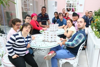 Minik'ten Zahir Kafe'ye Ziyaret Minik'ten Zahir Kafe'ye Ziyaret