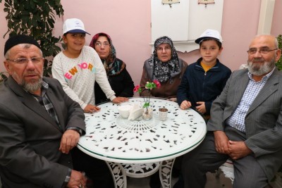 Dedeler ve torunlar Zahir Kafe'de buluştu Dedeler ve torunlar Zahir Kafe'de buluştu