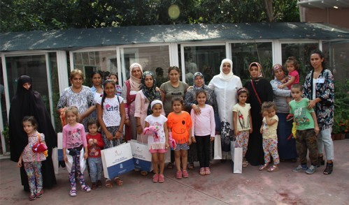 Tülay Aydın, Çocuklara Bayramlık Dağıttı Tülay Aydın, Çocuklara Bayramlık Dağıttı