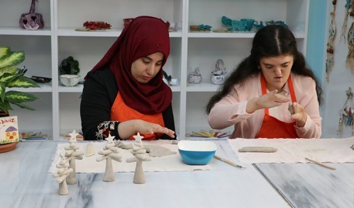 Marifetli elleriyle engel tanımıyorlar Marifetli elleriyle engel tanımıyorlar
