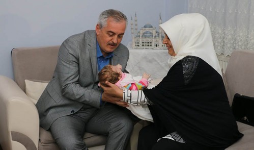 Başkan Aydın Melike bebeği ziyaret etti Başkan Aydın Melike bebeği ziyaret etti