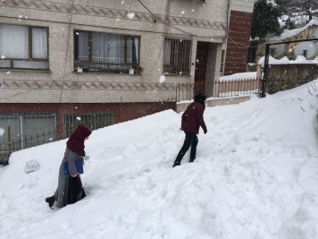 Sosyal İnceleme Uzmanlarımız kar soğuk demeden ilçemizde desteğe ihtiyacı olan ailelerimizi hanelerinde ziyaret etmeye devam ediyor. Sosyal İnceleme Uzmanlarımız kar soğuk demeden ilçemizde desteğe ihtiyacı olan ailelerimizi hanelerinde ziyaret etmeye devam ediyor.