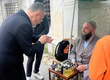 Başkan Özmen esnaf ve vatandaşın yanında Başkan Özmen esnaf ve vatandaşın yanında