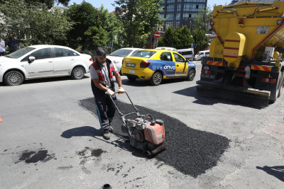 Asfaltlama ve kilit taşı yenileme çalışmaları devam ediyor Asfaltlama ve kilit taşı yenileme çalışmaları devam ediyor
