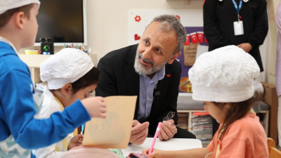 Başkan Özmen ESA'nın minik öğrencileriyle buluştu Başkan Özmen ESA'nın minik öğrencileriyle buluştu