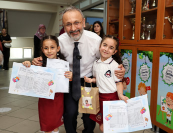 Başkan Özmen öğrencilerin karne heyecanına ortak oldu Başkan Özmen öğrencilerin karne heyecanına ortak oldu