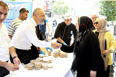 Eyüpsultan Belediyesi'nden vatandaşlara aşure ikramı Eyüpsultan Belediyesi'nden vatandaşlara aşure ikramı