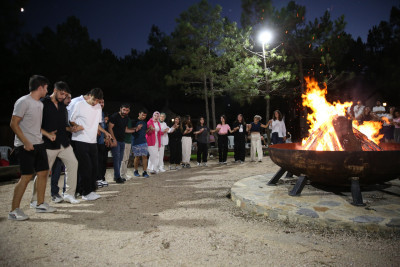 Kamp ateşi gençler için yandı Kamp ateşi gençler için yandı