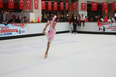 Buz üstünde 23 Nisan kutlaması Buz üstünde 23 Nisan kutlaması
