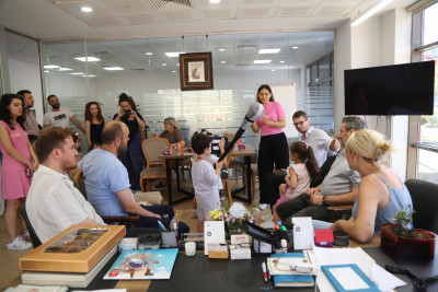 Minik öğrencilerden 24 Temmuz Sürprizi: Basın birimine anlamlı ziyaret Minik öğrencilerden 24 Temmuz Sürprizi: Basın birimine anlamlı ziyaret