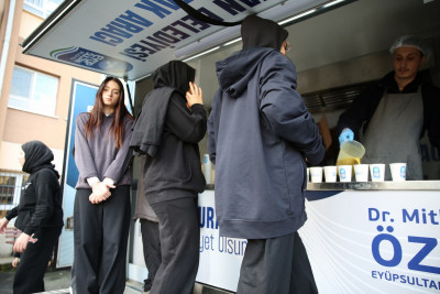 Eyüpsultan Belediyesi'nden öğrencilere gönülleri ısıtan ikram