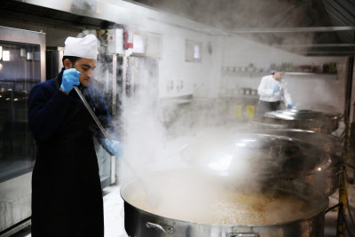 Eyüpsultan Belediyesi'nden ihtiyaç sahiplerine sıcak yemek desteği