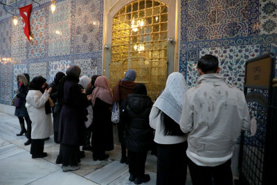 Berat Kandili'nde etli pilav ikramı