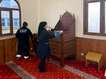 Eyüpsultan Meydanı gül suyu ile yıkandı