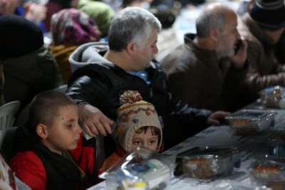 Ramazan'ın bereketi Eyüpsultan'da gönül sofralarında paylaşılıyor