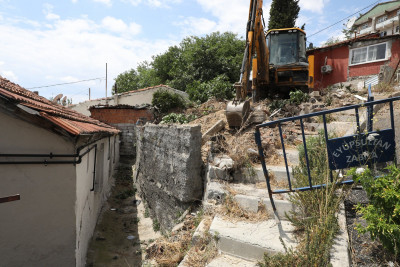 Tehlike arzeden istinat duvarı kontrollü bir şekilde yıkıldı