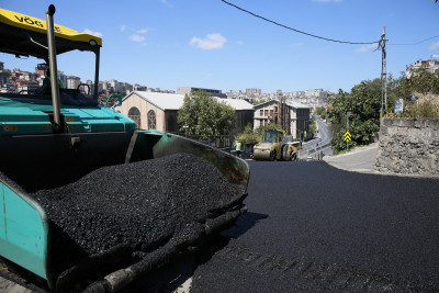 Emniyettepe Necati Molder Caddesi'nde asfalt çalışması 