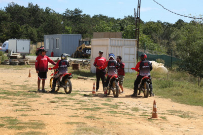 Eyüpsultanlı gençlere Enduro Motosiklet Sürüş deneyimi