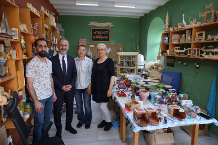 Başkan Özmen'den el emeğinin kazanca dönüştüğü mağazalara ziyaret Başkan Özmen'den el emeğinin kazanca dönüştüğü mağazalara ziyaret