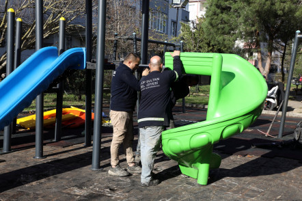 Kardelen Parkı'na hızlı müdahale! Tahrip edilen oyun alanı yenileniyor Kardelen Parkı'na hızlı müdahale! Tahrip edilen oyun alanı yenileniyor