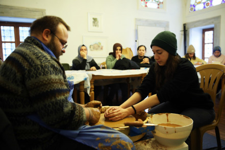 Sanat atölyeleri yoğun katılımla devam ediyor Sanat atölyeleri yoğun katılımla devam ediyor