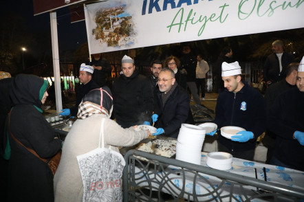 Berat Kandili'nde etli pilav ve lokma ikramı Berat Kandili'nde etli pilav ve lokma ikramı