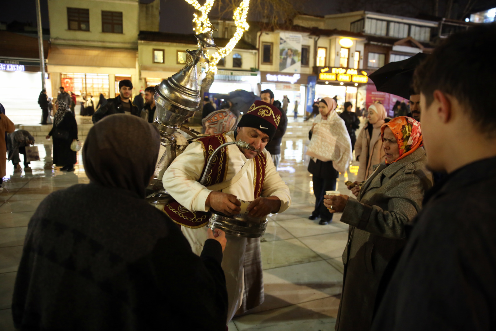 Eyüpsultan'da Teravih Namazı sonrası şerbet ikramı Eyüpsultan'da Teravih Namazı sonrası şerbet ikramı