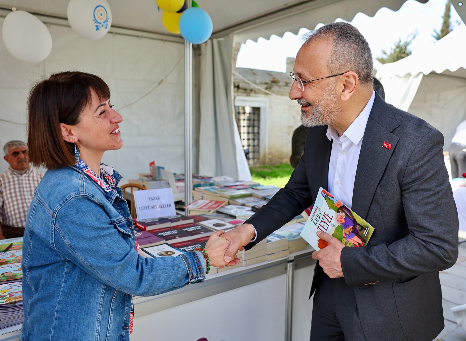 Başkan Özmen'den kitap fuarına ziyaret Başkan Özmen'den kitap fuarına ziyaret