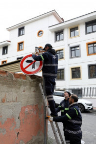 Eyüpsultan'da belli noktalara yeni trafik levhaları konuldu Eyüpsultan'da belli noktalara yeni trafik levhaları konuldu