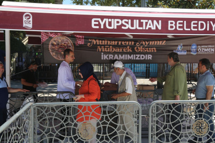 Eyüpsultan'da Muharrem ayı bereketi: Aşure ikramları devam ediyor