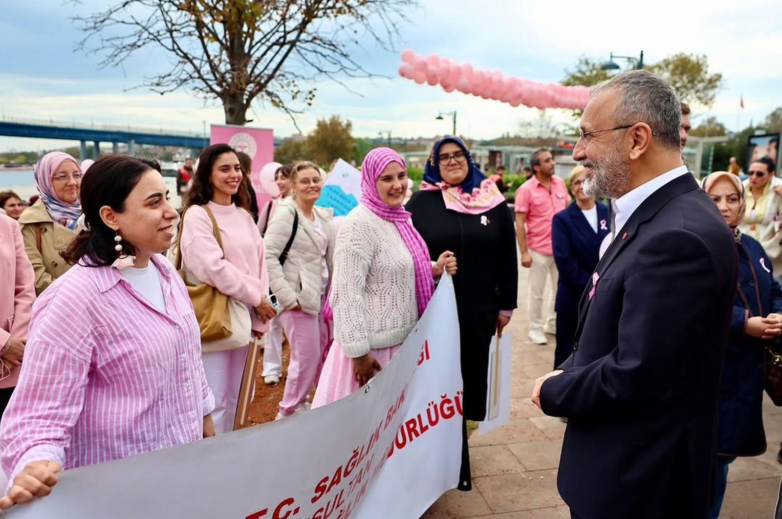 Meme kanserinde farkındalık için Eyüpsultan'da yürüdüler