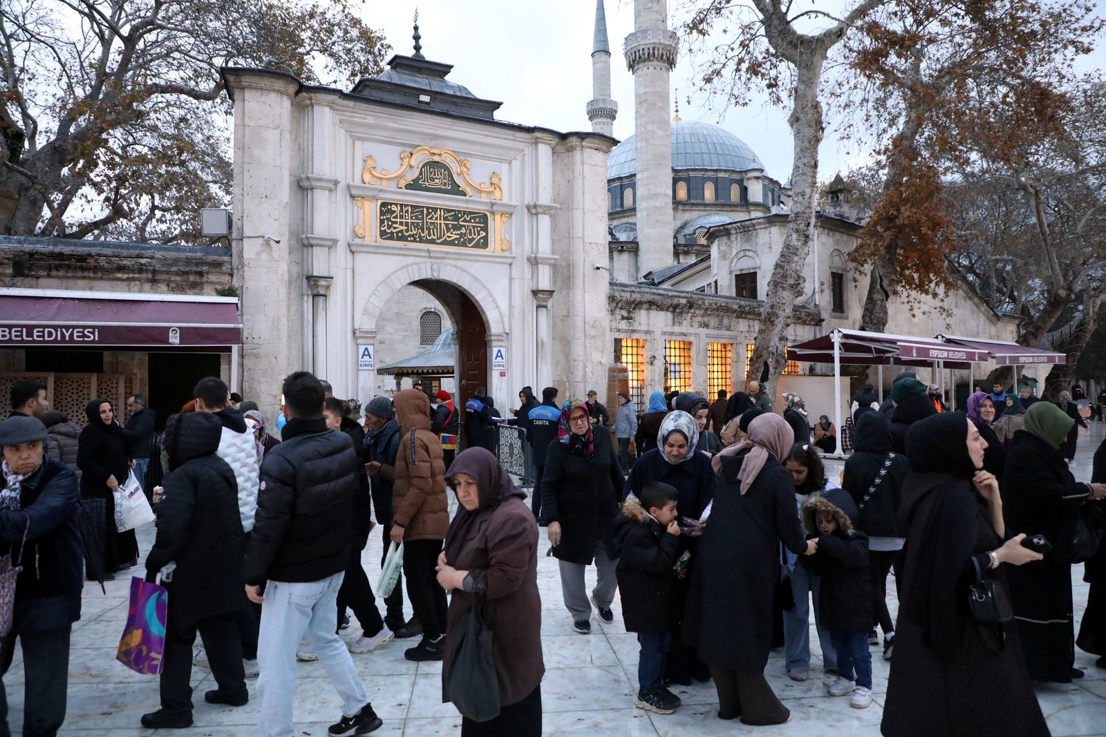 Regaip Kandili Eyüpsultan'da yoğun katılımla gerçekleşti Regaip Kandili Eyüpsultan'da yoğun katılımla gerçekleşti