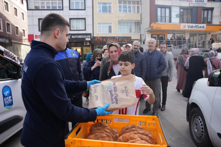 Eyüpsultan Belediyesi'nden vatandaşlara pide ikramı