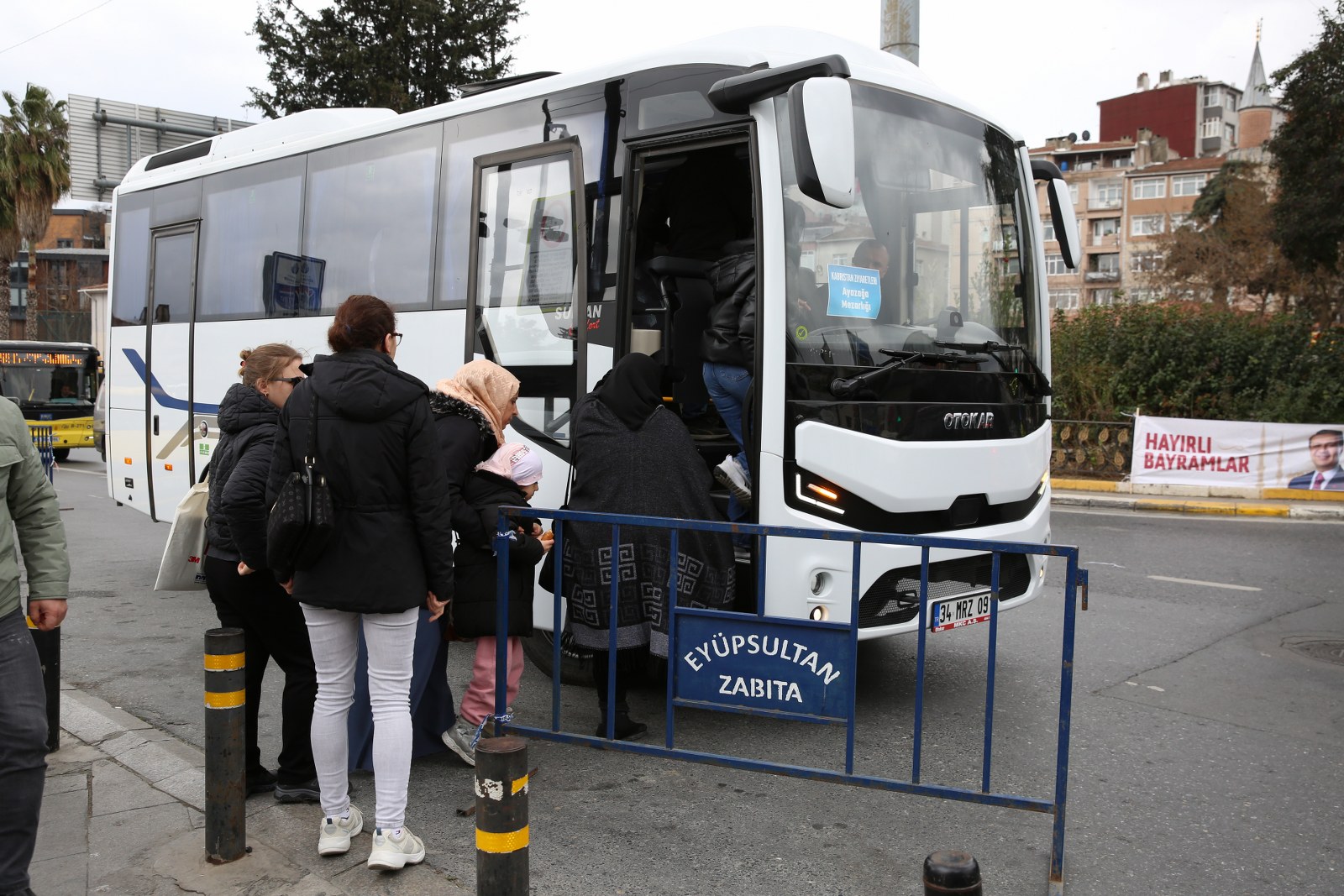 Eyüpsultan Belediyesi'nden kabristan ziyareti hizmeti