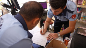 Zabıta ekiplerimiz, ilçemizdeki marketlerde düzenli denetimlerini sürdürüyor.